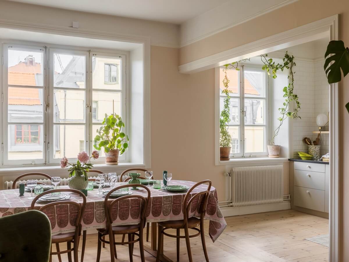 A Light Atmosphere and Wallpapers in a Swedish Apartment 6