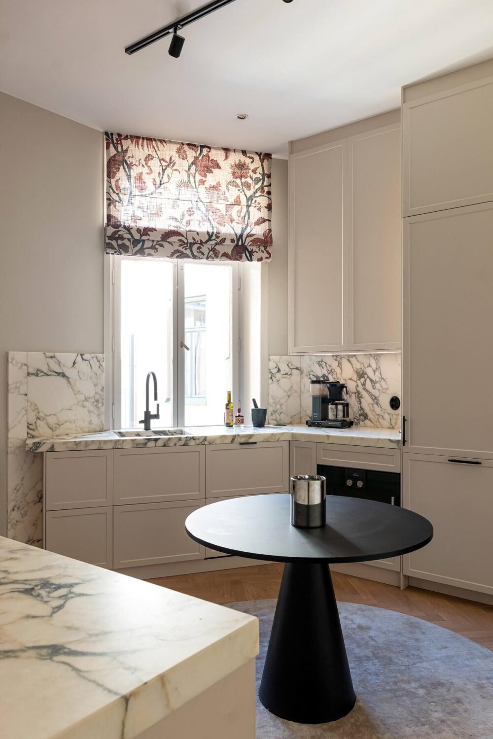 A Luxurious Renovated Turn-of-the-Century Apartment 10 MTk3MDI1NjUuanBndzBoMG1yMHMwdTBiMHQ A Luxurious Renovated Turn-of-the-Century Apartment