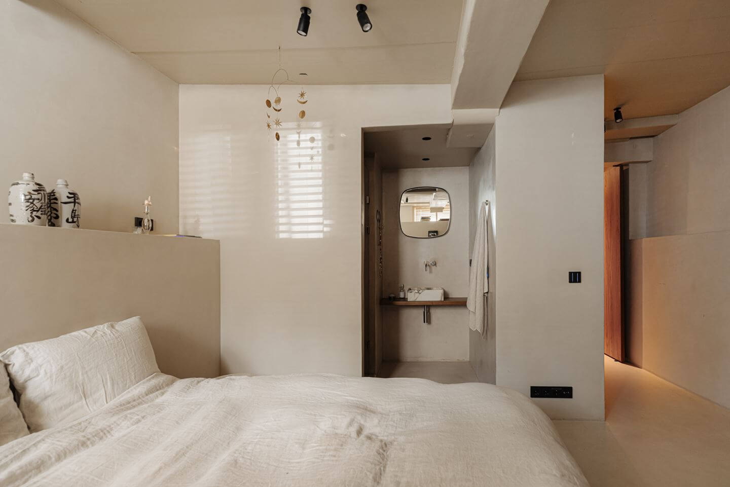A Luxurious Apartment in an Amsterdam Canal House 19 basement bedroom with ledge