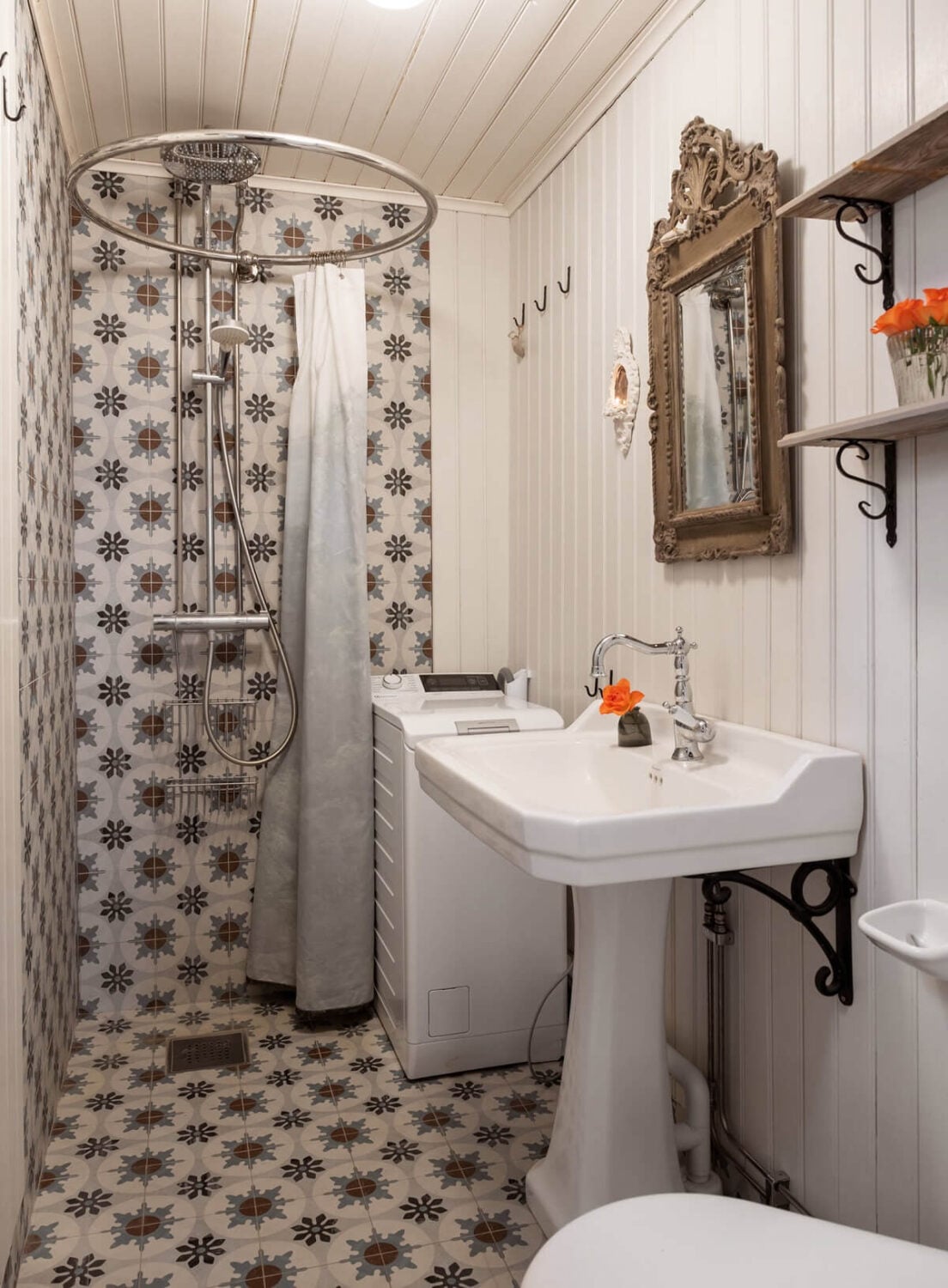 A Charming Historic Home with Views of the Lake 9 bathroom