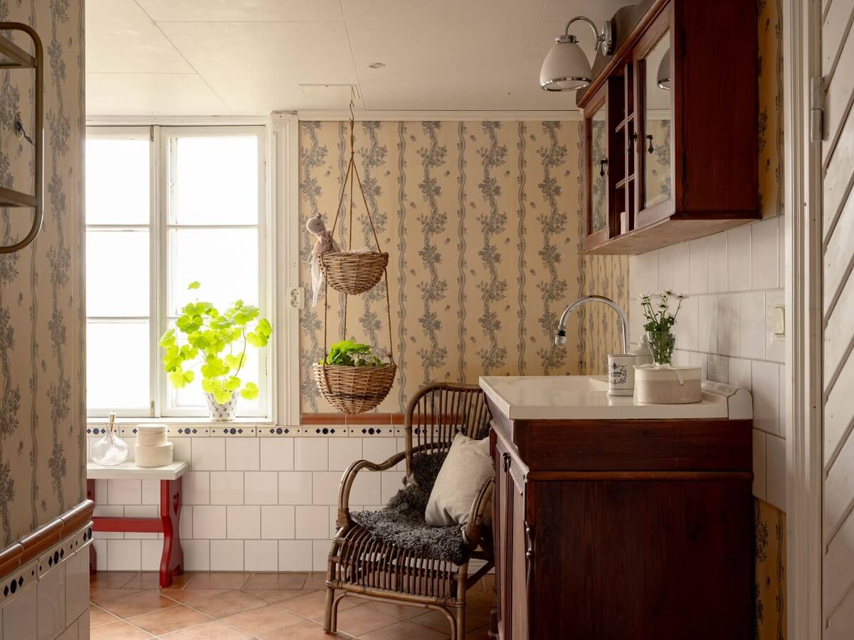 Original Character and Grand Rooms in a Swedish Country House 27 bathroom antique vanity wallpaper