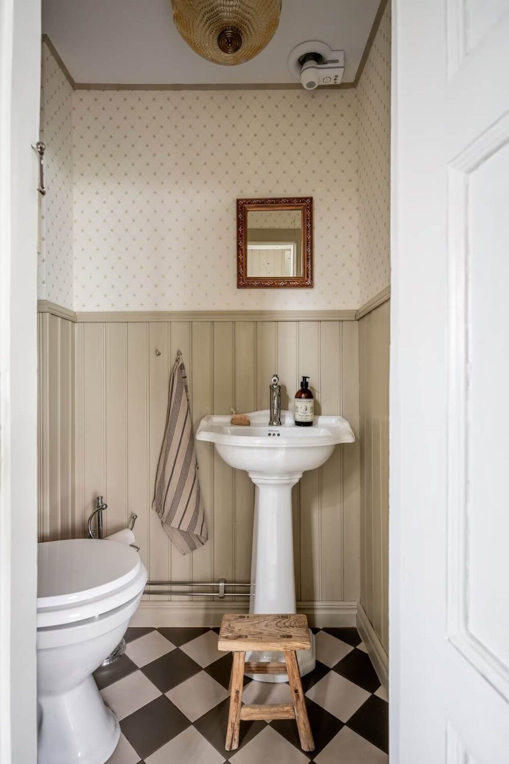 Original Charm in a Light Green Swedish Country House 17 bathroom checkerboard floor