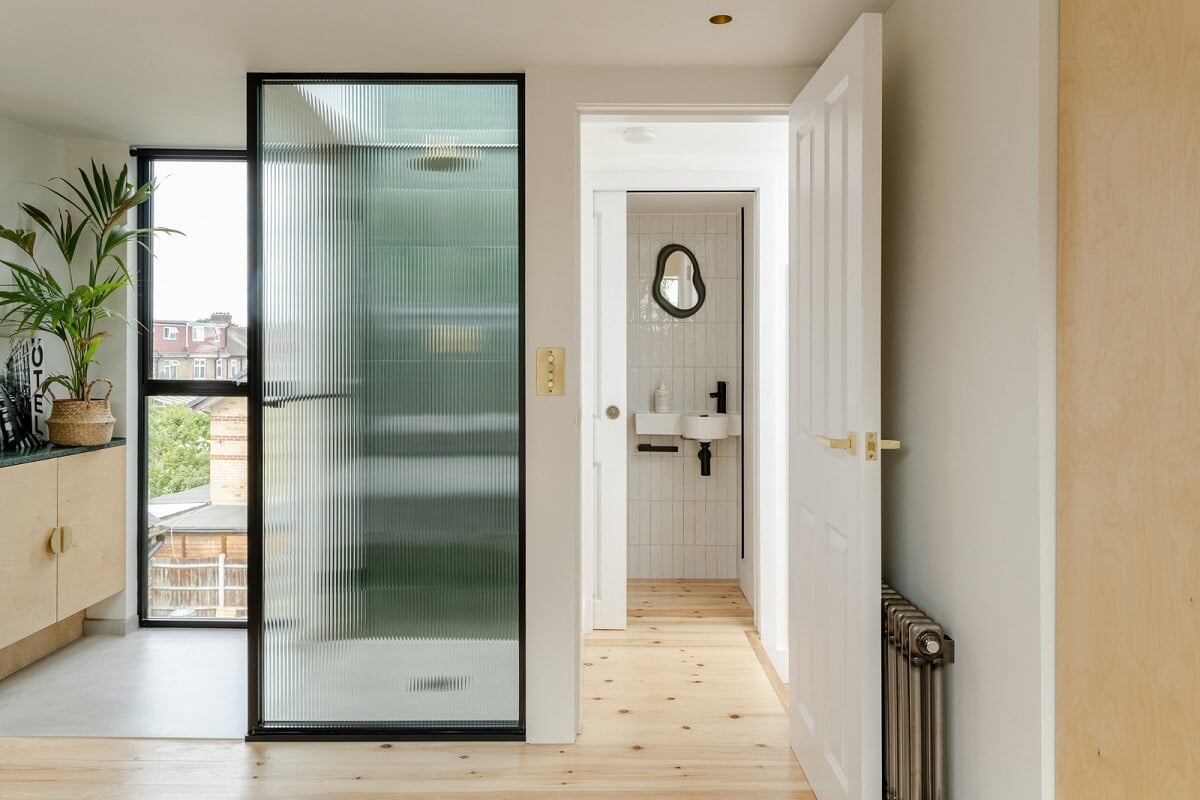 A London Terraced House with a Modern Kitchen Extension 18 bathroom ribbed glass