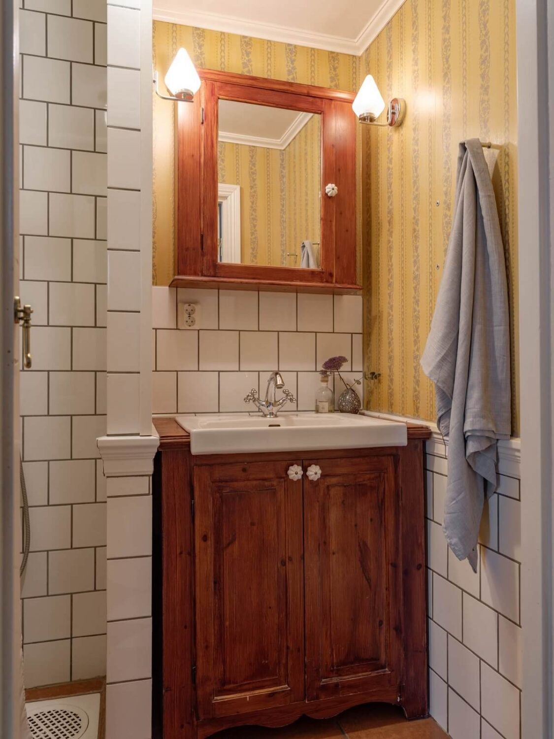 Original Character and Grand Rooms in a Swedish Country House 32 bathroom white tiles wallpaper