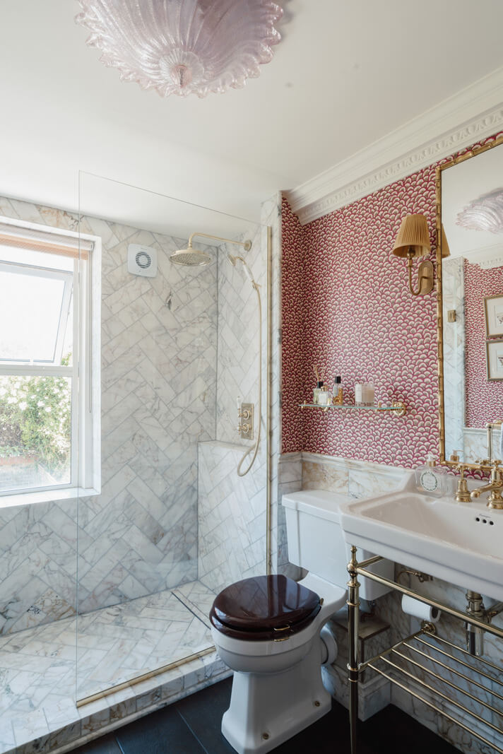 50 Bathroom Wallpaper Ideas Adding Color, Style, and Expression 33 bathroom with marble tiles and pink wallpaper