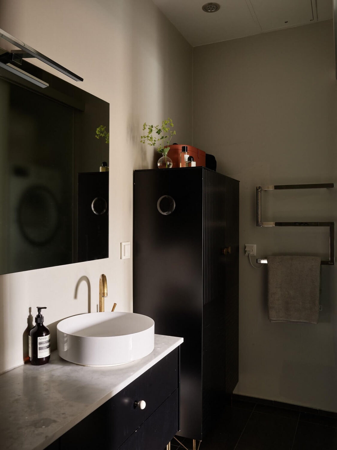 New York Vibes in a Stylish Stockholm Apartment 23 bathroom with round sink