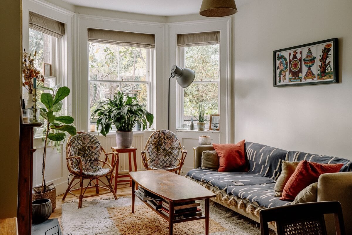 A Charming Apartment in a Victorian Villa 2 bay window living room