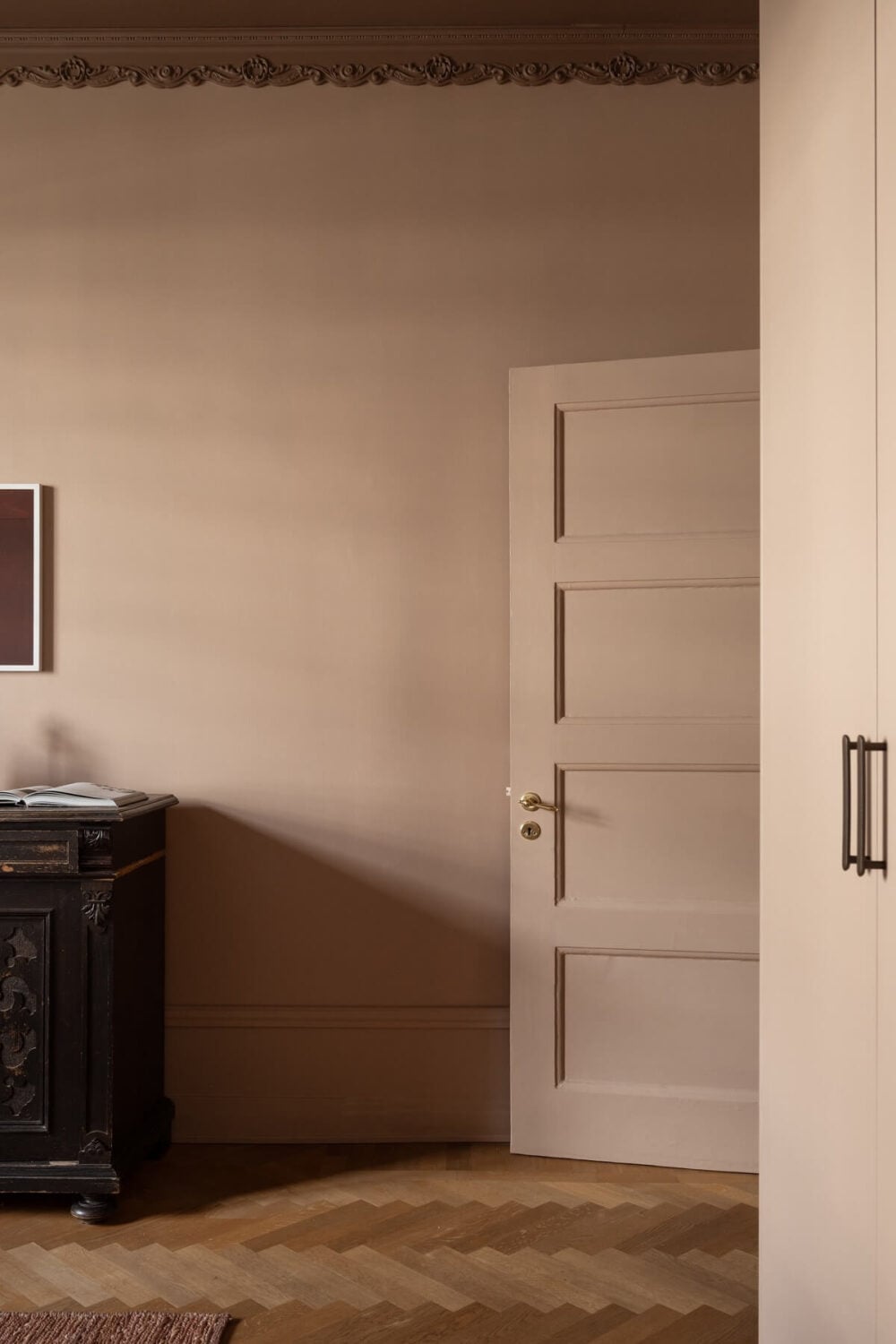 Warm Colors and Painted Ceilings in a Swedish Apartment 15 bedroom dark painted ceiling