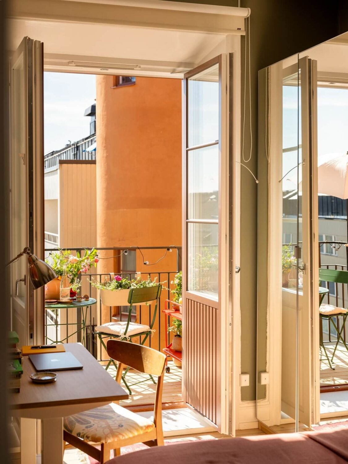 A Light Apartment with a Sunny Balcony 15 bedroom desk and balcony