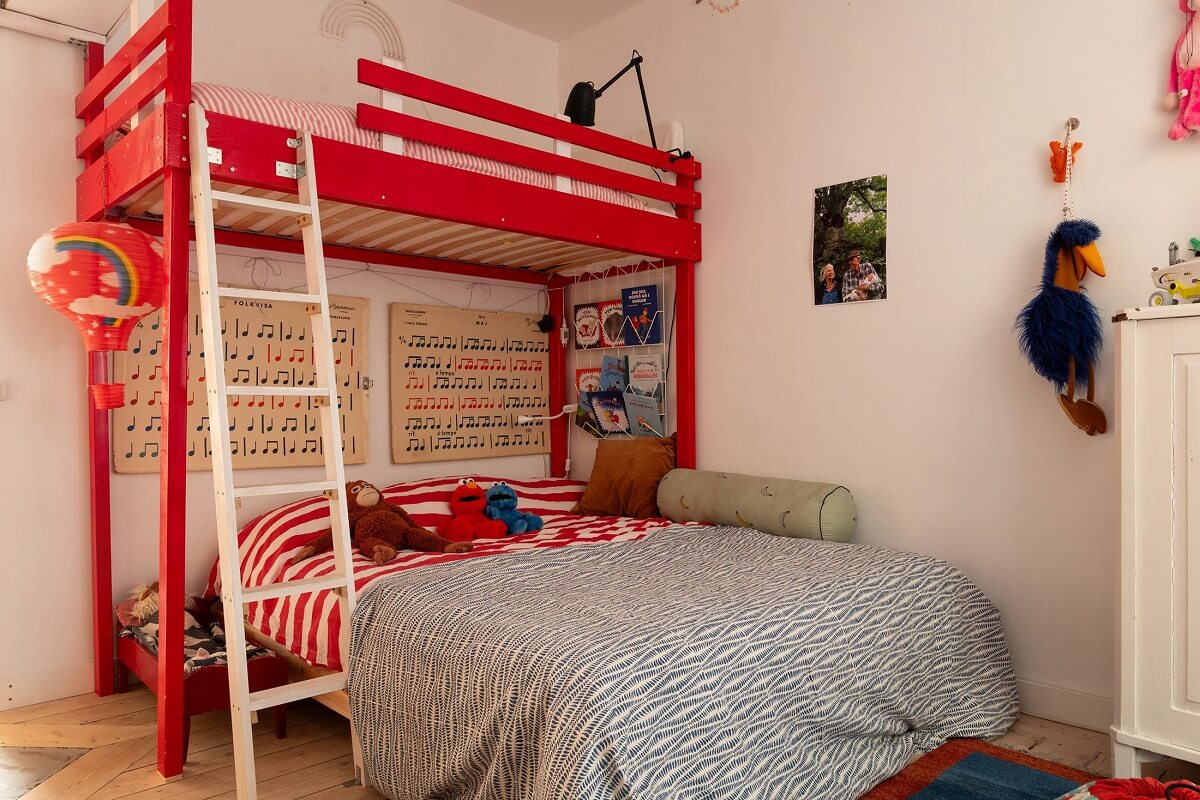 Light and Charming Rooms in a Historic Stockholm Apartment 18 bedroom with double bed and red loft bed nordroom