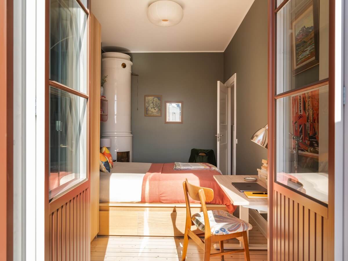 A Light Apartment with a Sunny Balcony 12 bedroom with fireplace and home office