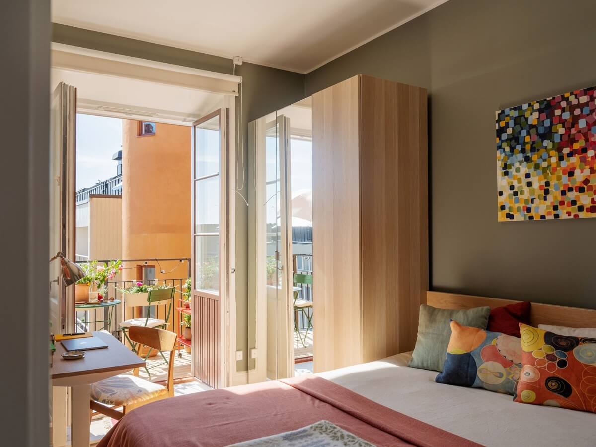 A Light Apartment with a Sunny Balcony 13 bedroom with wardrobes and desk