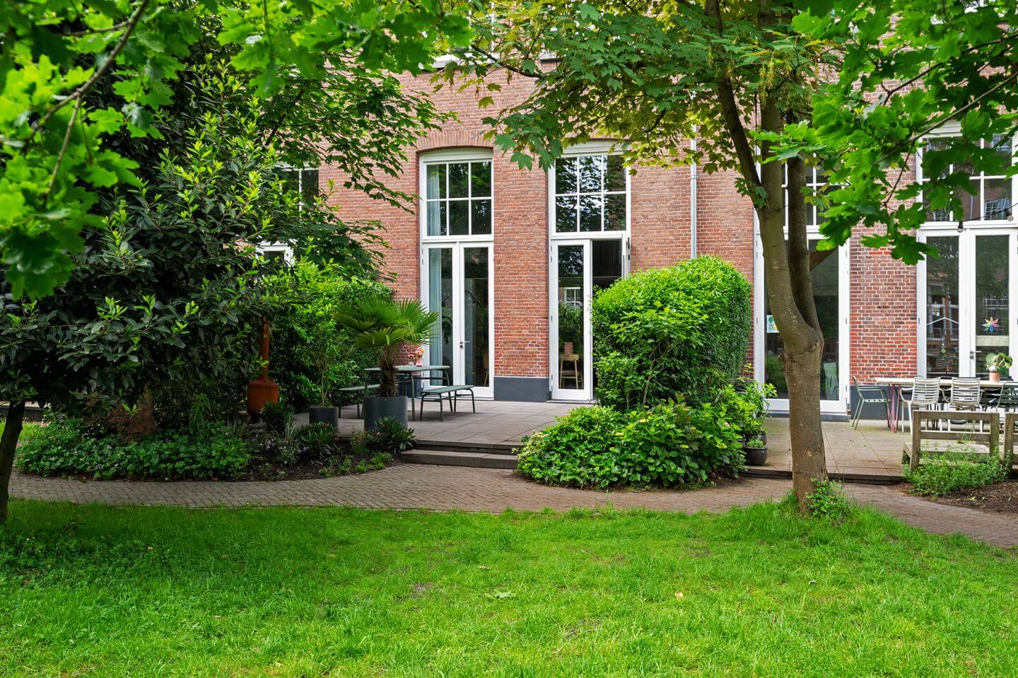 Loft Spaces in a Former School Conversion in Rotterdam 33 communal garden