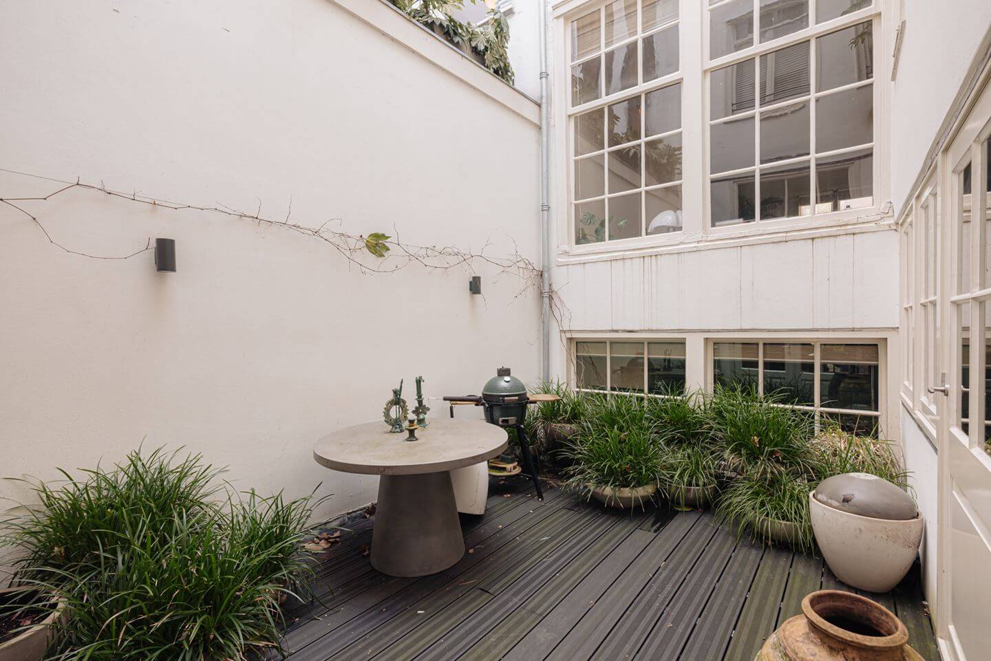 A Luxurious Apartment in an Amsterdam Canal House 11 courtyard garden