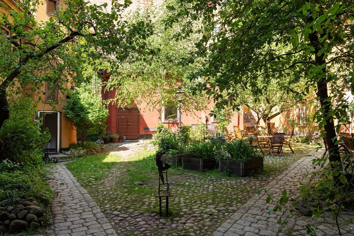 Light and Charming Rooms in a Historic Stockholm Apartment 22 courtyard stockholm apartment building