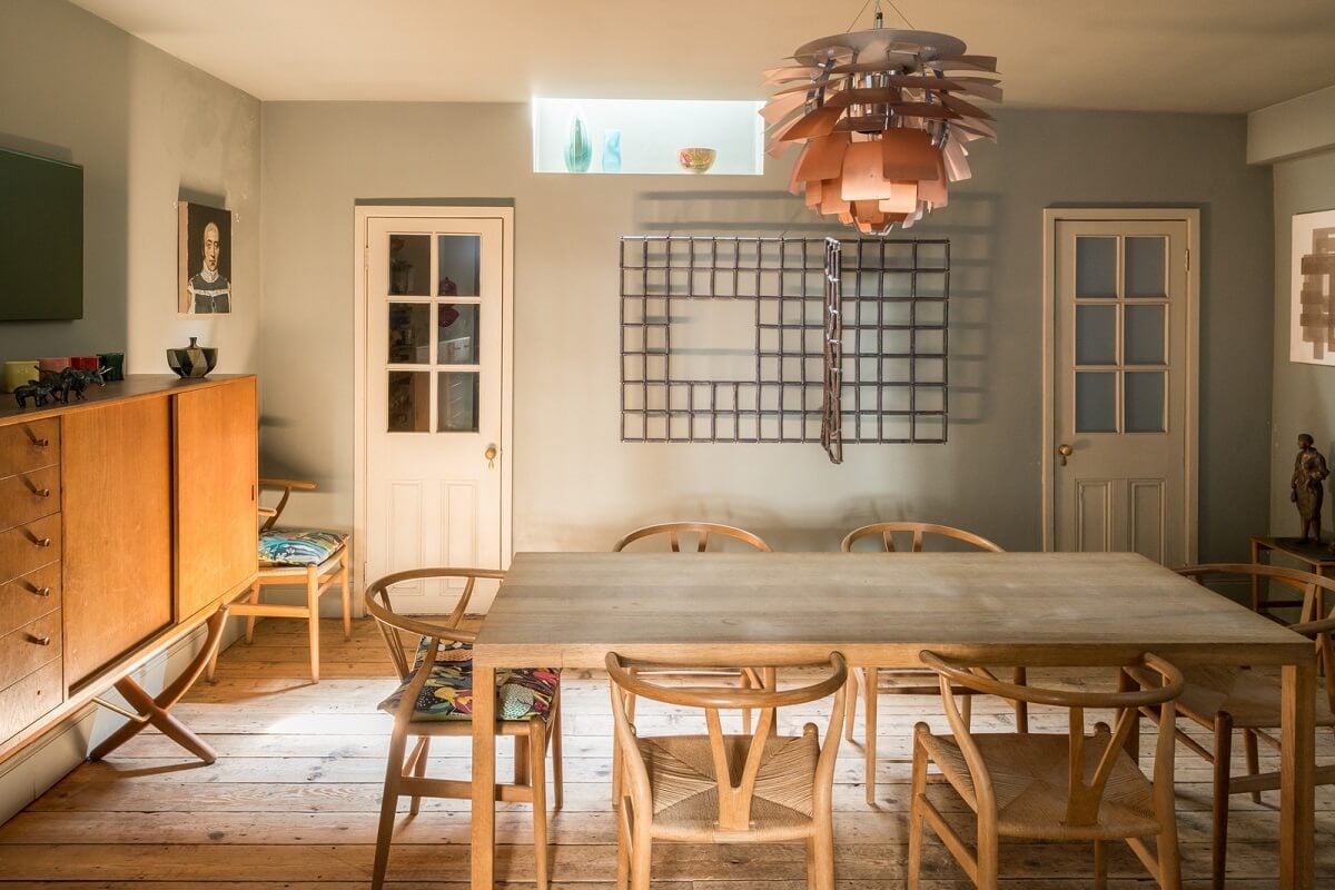 Heritage Colors and Original Details in a London Townhouse 14 dining room with wishbone chairs