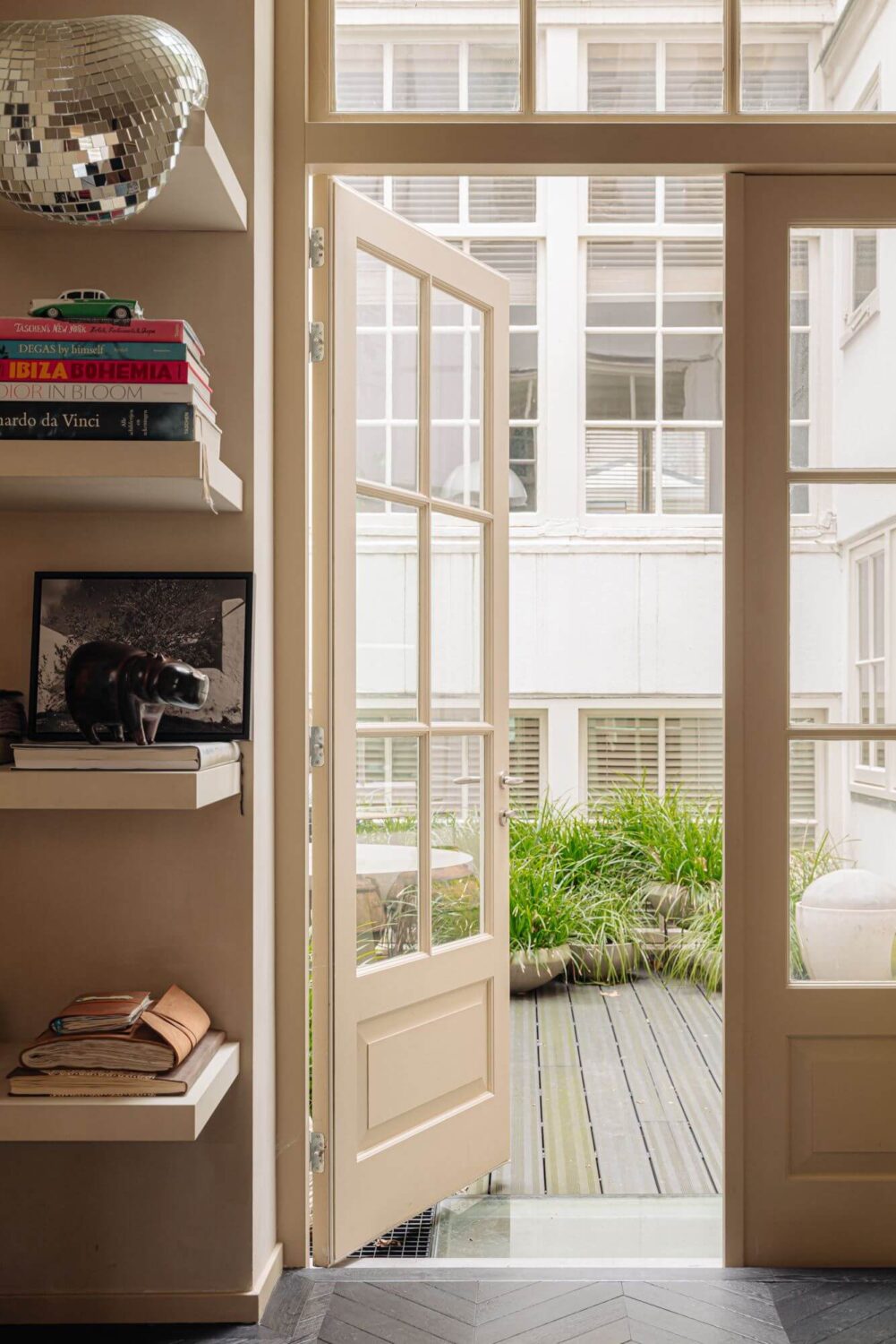 A Luxurious Apartment in an Amsterdam Canal House 10 entry to courtyard garden