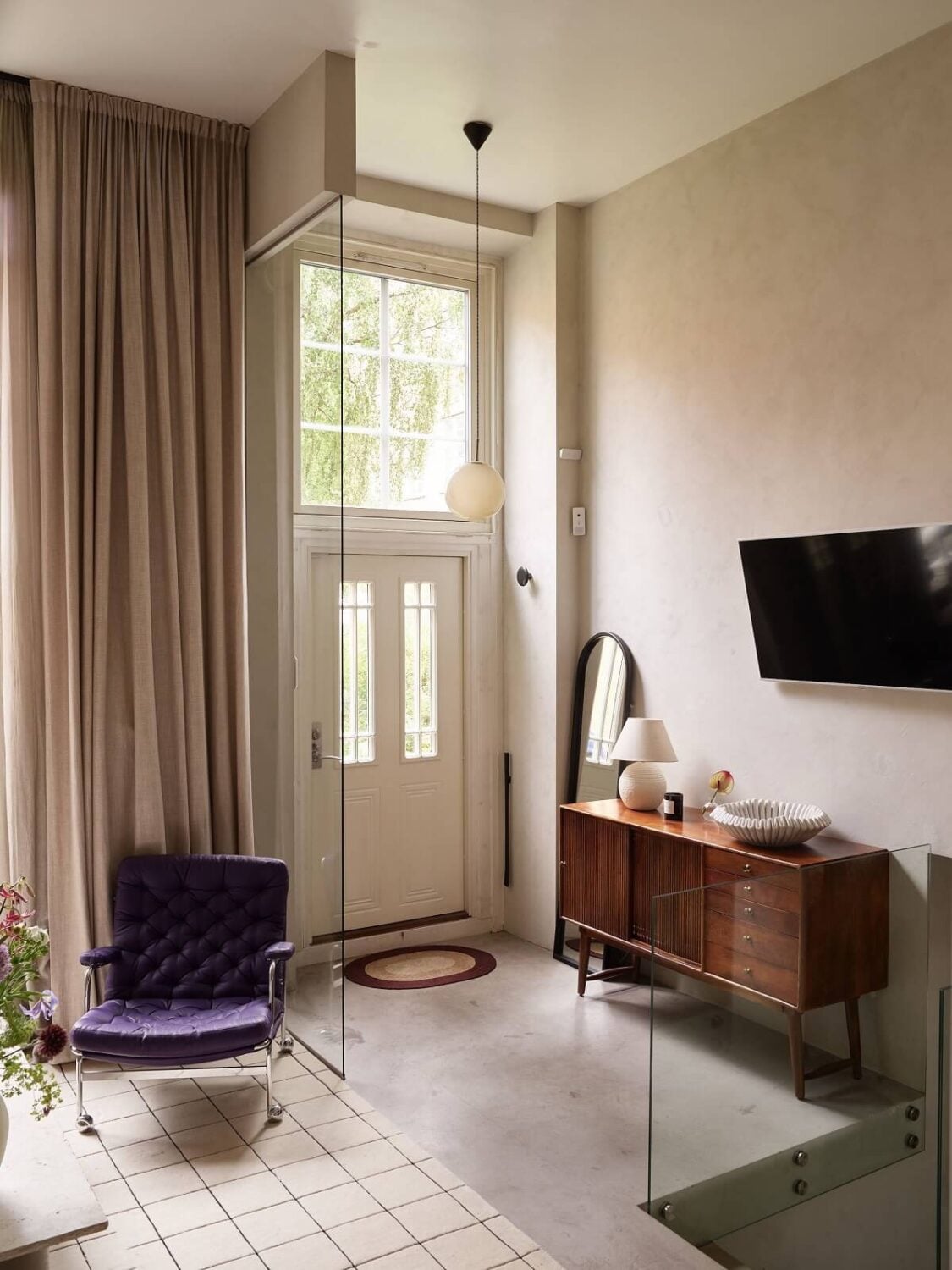 New York Vibes in a Stylish Stockholm Apartment 9 front door glass wall living room