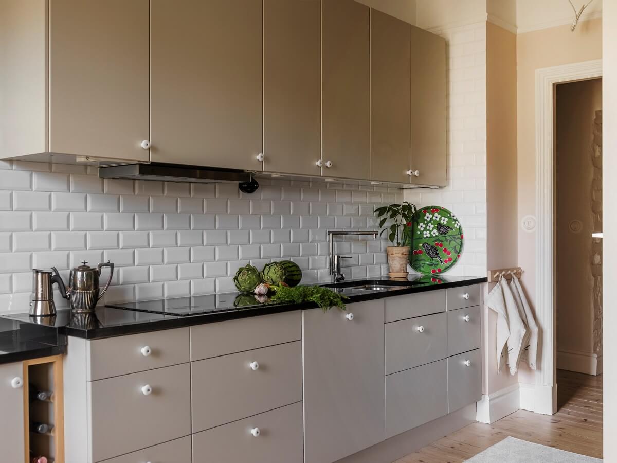 A Light Atmosphere and Wallpapers in a Swedish Apartment 10 gray kitchen