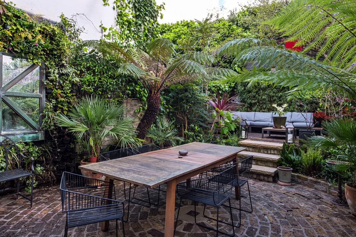 Moody Gray Tones and Period Details in a Victorian Townhouse 22 green city garden dining table