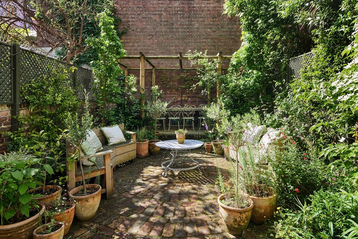 Limewash Paint and Artisan Wallpaper in a London Townhouse 45 green city garden