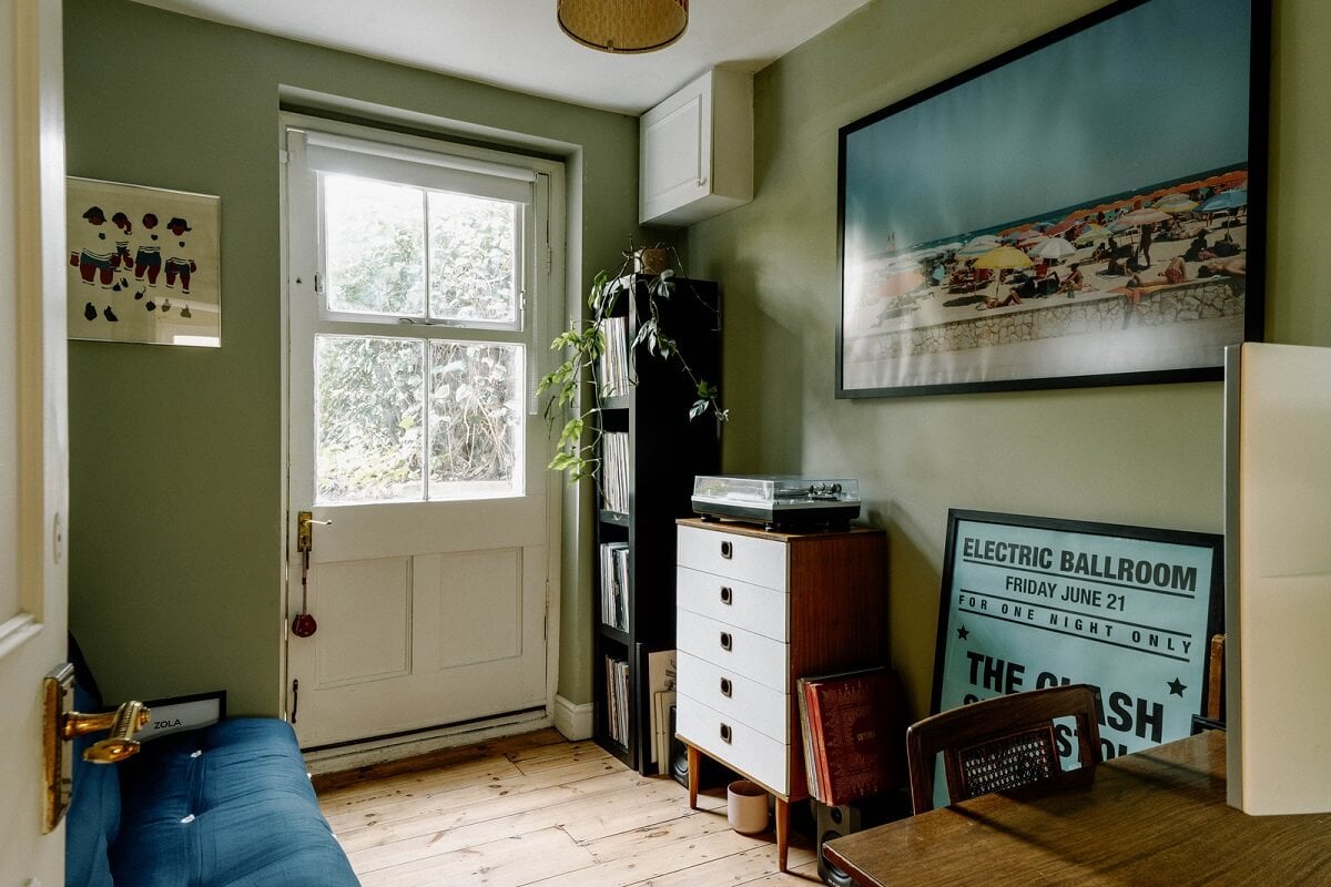 A Charming Apartment in a Victorian Villa 12 green home office A Charming Apartment in a Victorian Villa