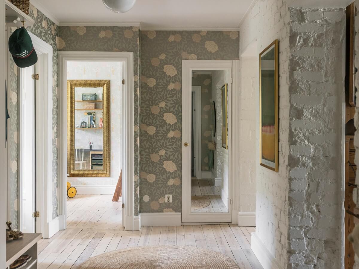 A Light Atmosphere and Wallpapers in a Swedish Apartment 27 hall with wallpaper