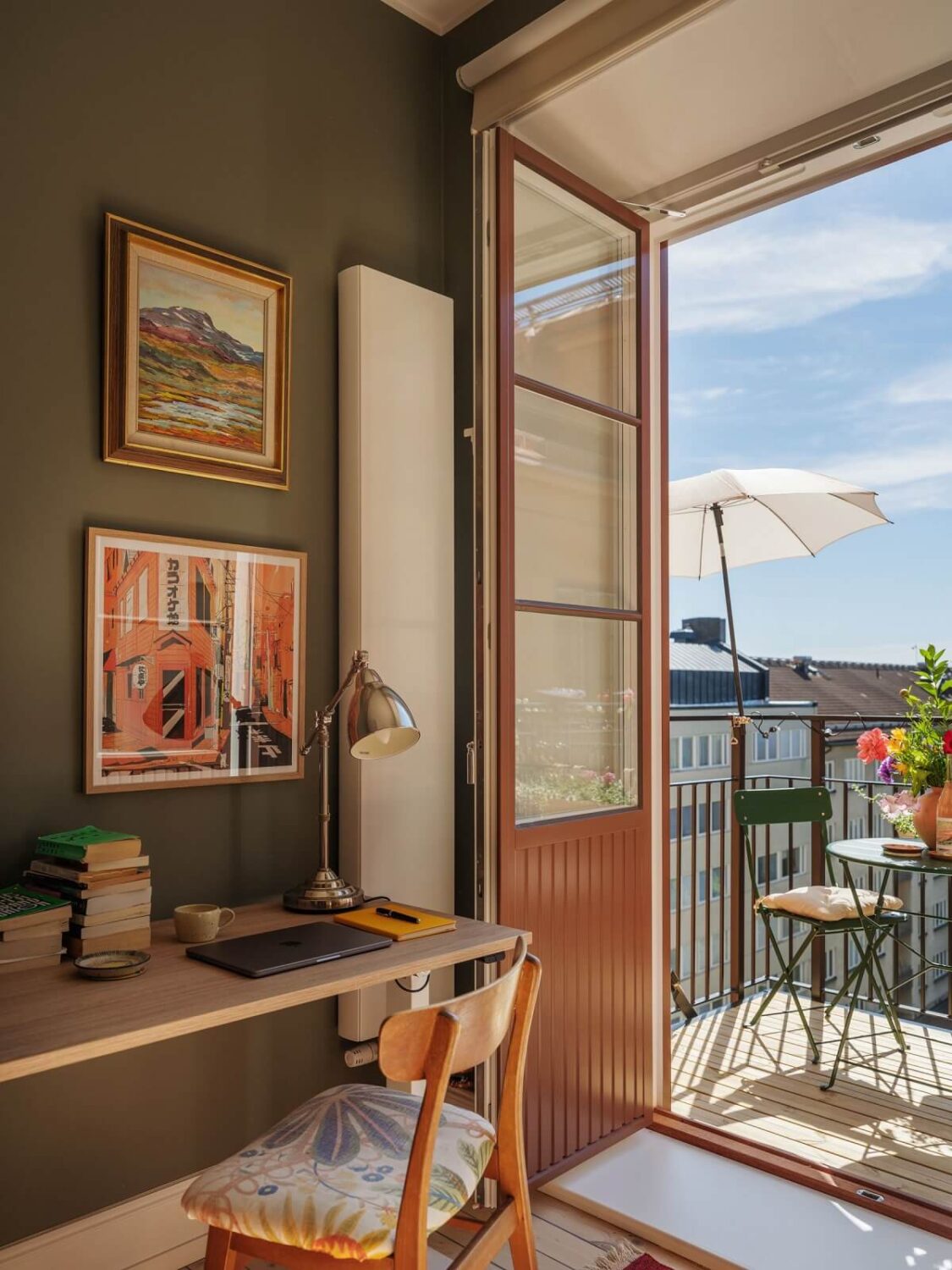 A Light Apartment with a Sunny Balcony 16 home office with doors to balcony