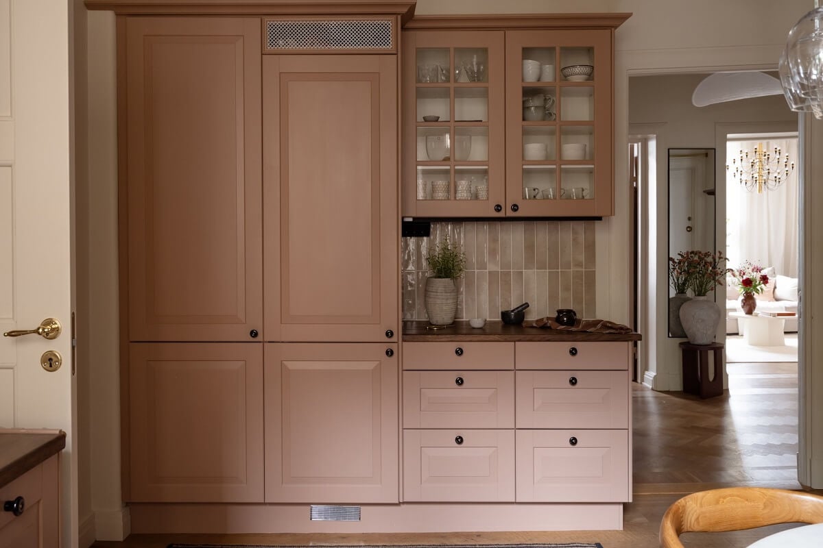 Warm Colors and Painted Ceilings in a Swedish Apartment 8 jotun savannah sunset kitchen cabinets