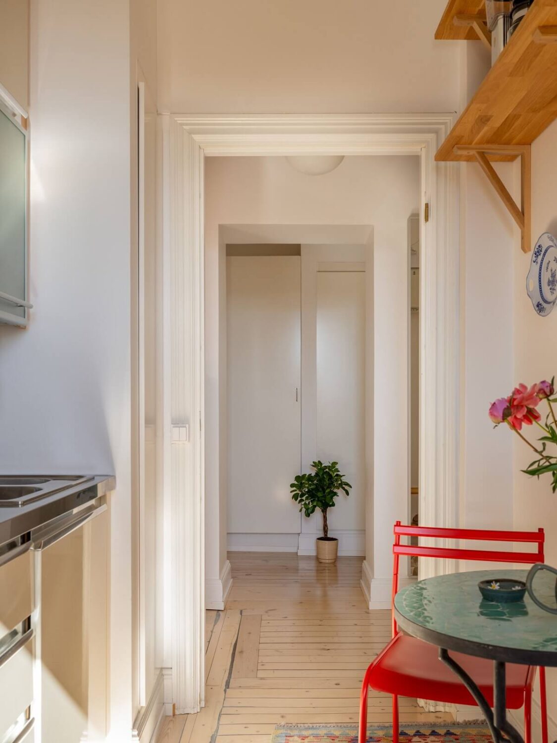 A Light Apartment with a Sunny Balcony 11 kitchen view into hall