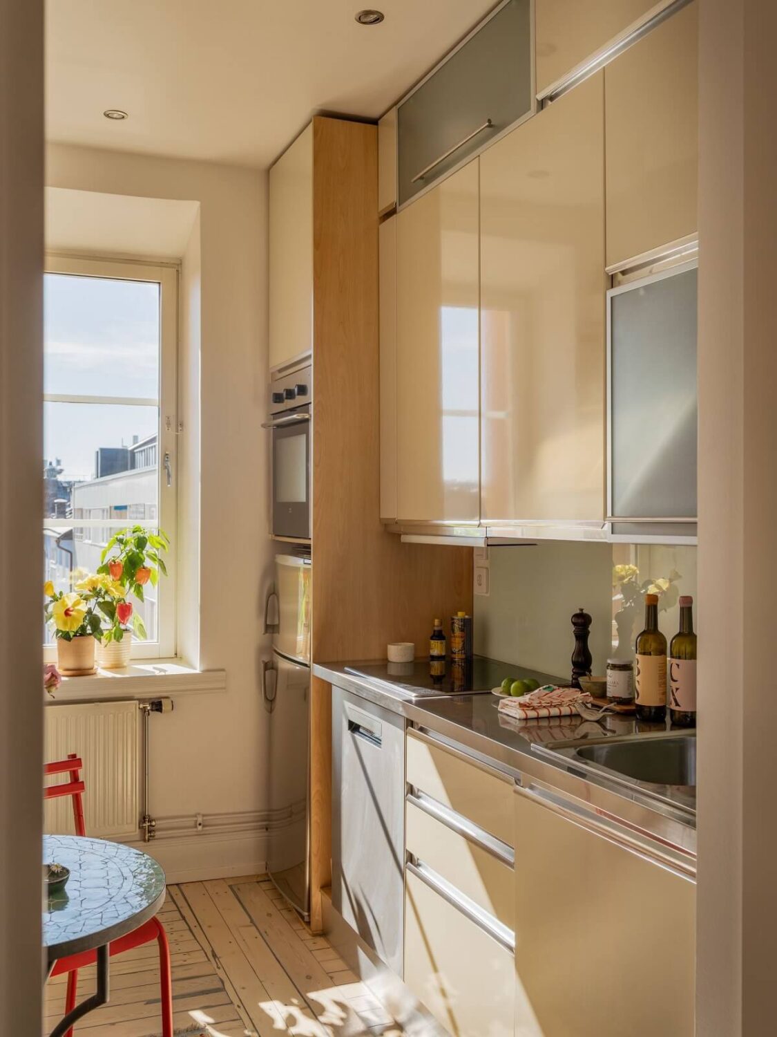 A Light Apartment with a Sunny Balcony 10 kitchen with small table