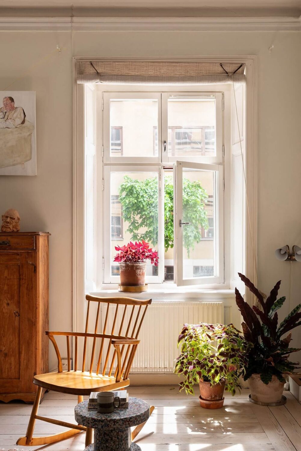 Light and Charming Rooms in a Historic Stockholm Apartment 7 living room detail