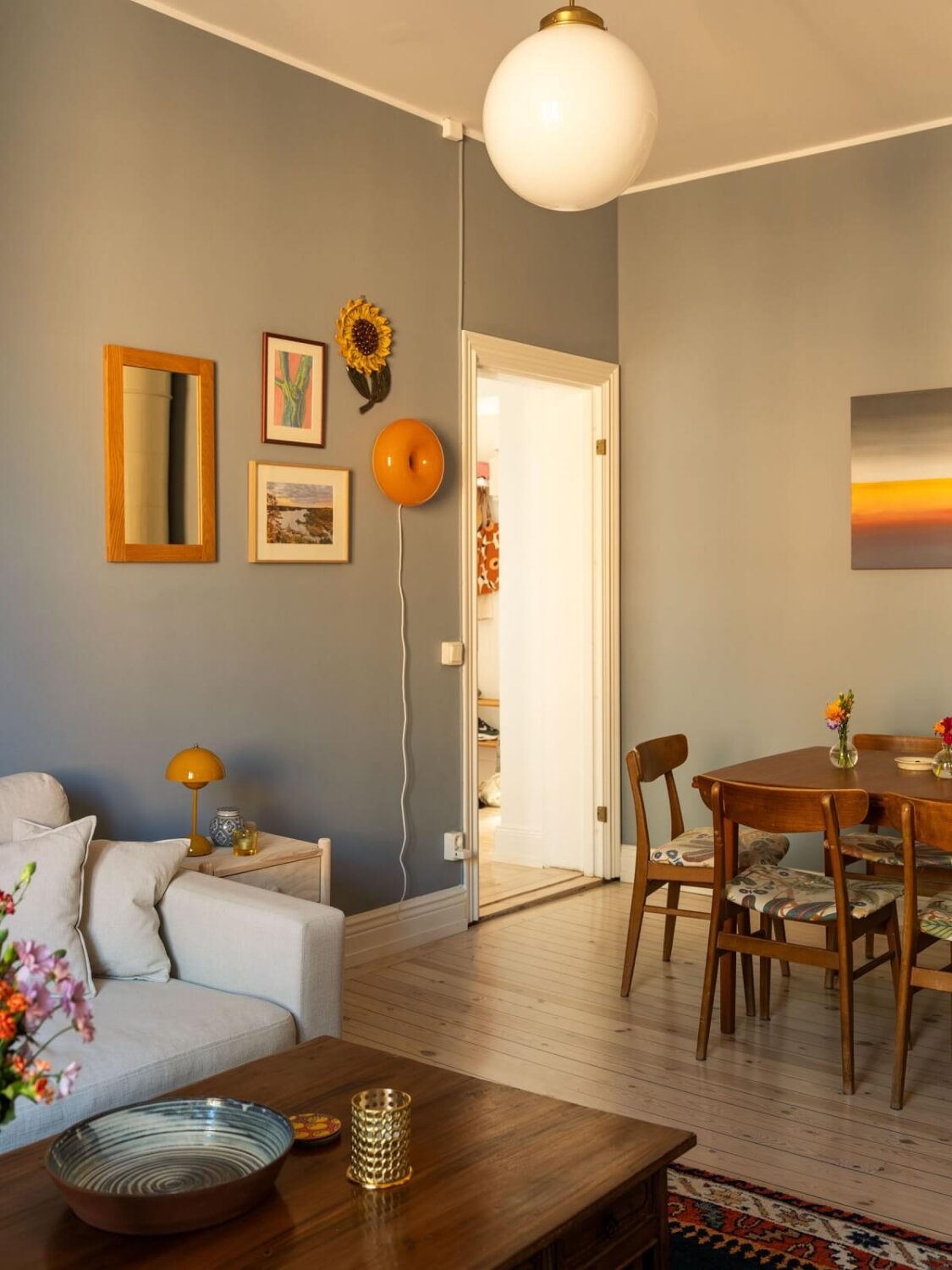 A Light Apartment with a Sunny Balcony 7 living room with dining table