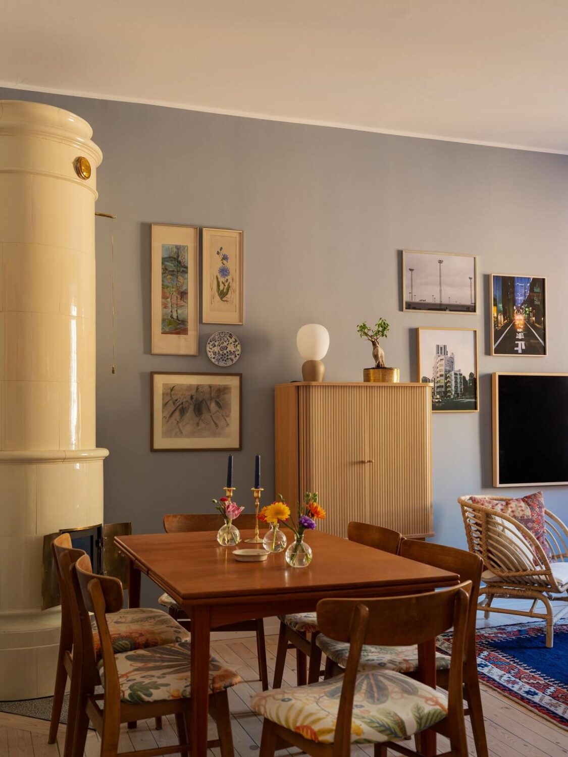 A Light Apartment with a Sunny Balcony 4 living room with fireplace and dining table