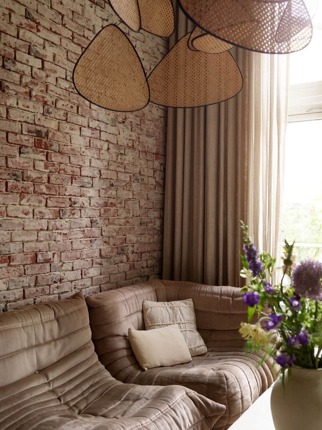 New York Vibes in a Stylish Stockholm Apartment 4 neutral toned living room