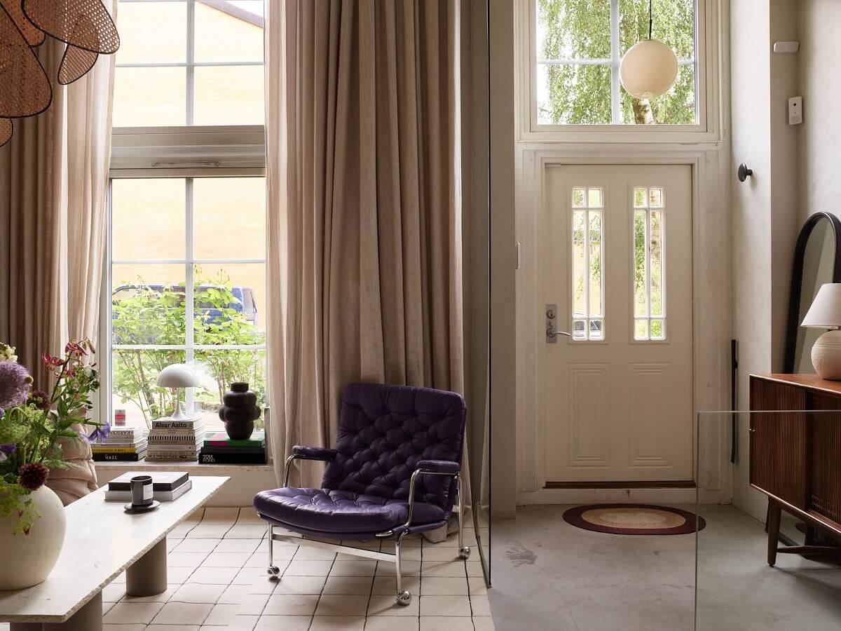 New York Vibes in a Stylish Stockholm Apartment 8 open living room with front door