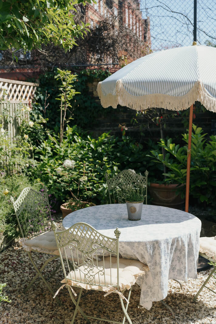 Rich Colors and Patterns in a London Townhouse 24 round dining table on gravel path garden