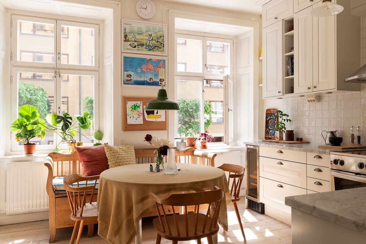 Light and Charming Rooms in a Historic Stockholm Apartment 10 round kitchen table with wooden bench