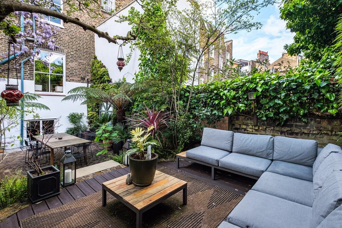 Moody Gray Tones and Period Details in a Victorian Townhouse 25 seating city garden Moody Gray Tones and Period Details in a Victorian Townhouse
