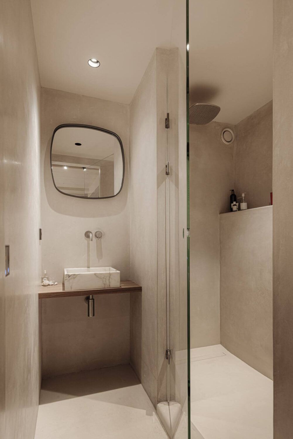 A Luxurious Apartment in an Amsterdam Canal House 28 small light gray bathroom