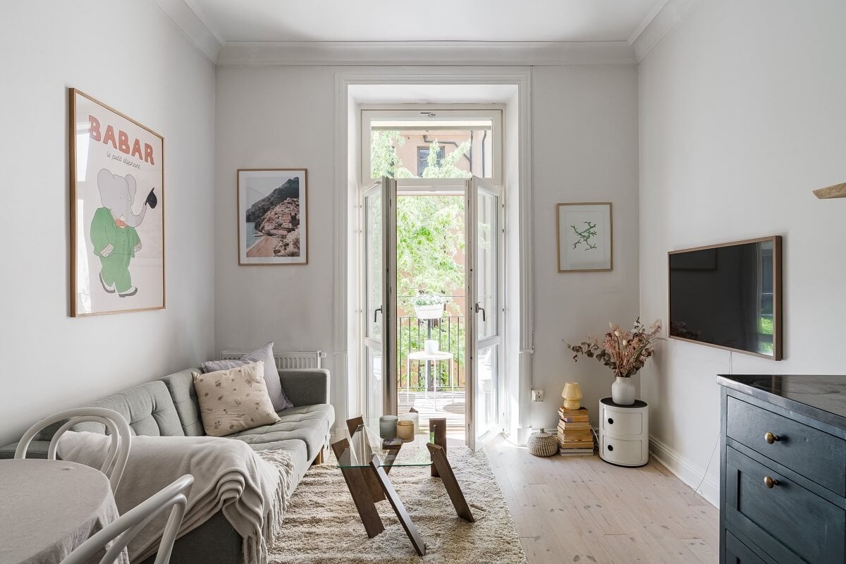 A Small Stockholm Apartment with a Gray Bedroom & Sunny Balcony 2 small scandi living room