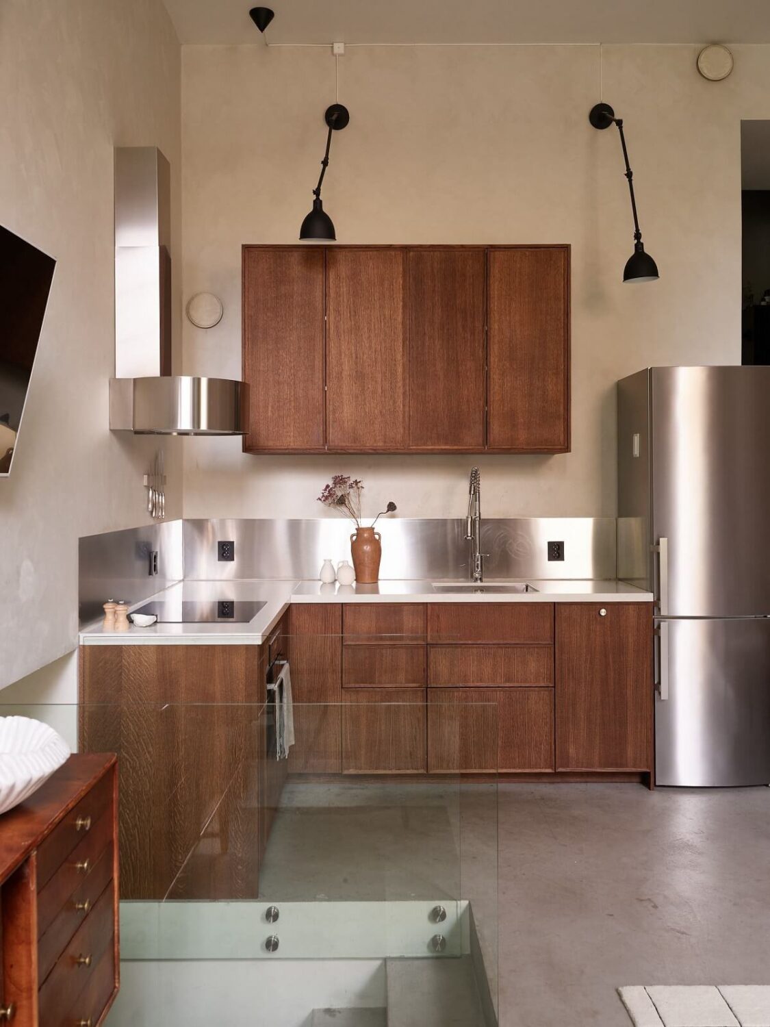 New York Vibes in a Stylish Stockholm Apartment 16 stylish minimalistic wooden kitchen