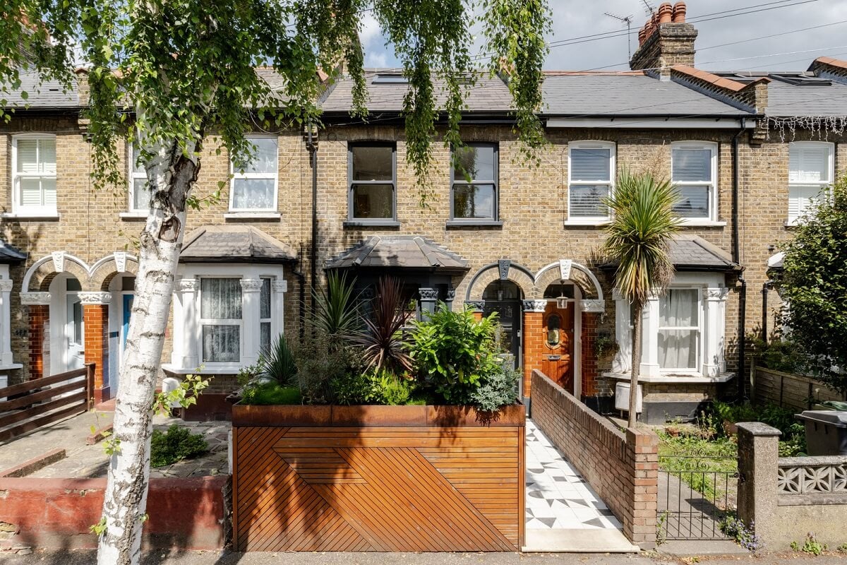 A London Terraced House with a Modern Kitchen Extension 26 victorian house facade A London Terraced House with a Modern Kitchen Extension