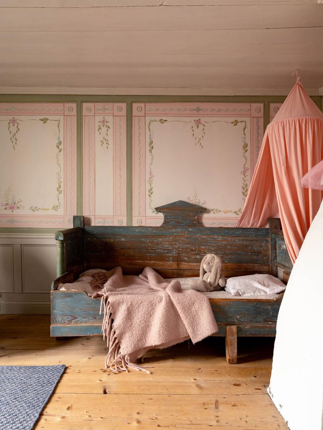 Original Character and Grand Rooms in a Swedish Country House 29 vintage childrens bedroom