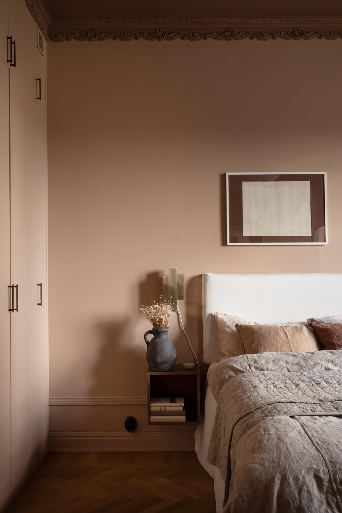 warm bedroom with darker painted ceiling nordroom