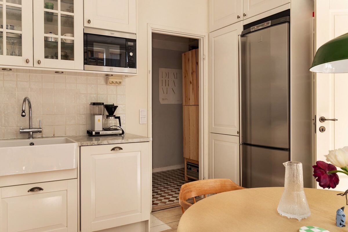 Light and Charming Rooms in a Historic Stockholm Apartment 11 white kitchen