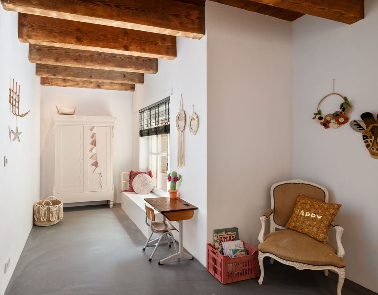 Loft Spaces in a Former School Conversion in Rotterdam 27 wooden beams childrens room