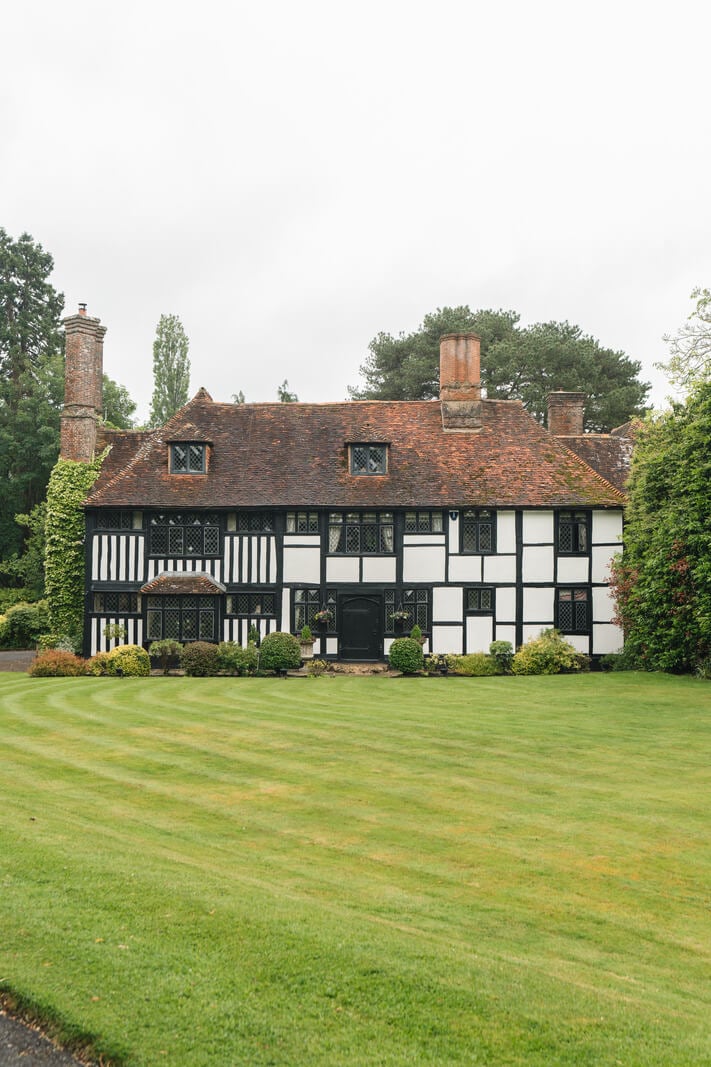 Magnificent Period Features in an English Tudor House 26 Alderden-Manor-england
