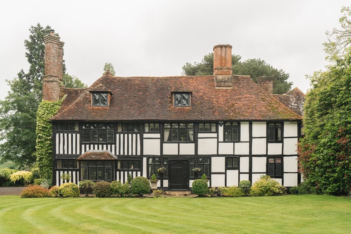 Magnificent Period Features in an English Tudor House 28 Alderden Manor Magnificent Period Features in an English Tudor House