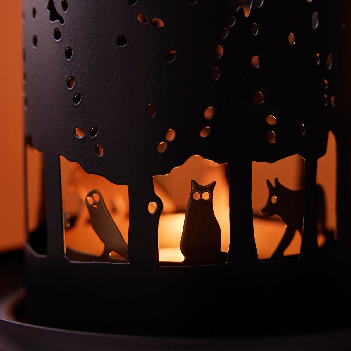 IKEA HÖSTAGILLE: A Fall Collection with Halloween Decorations 2024 33 IKEA_HOSTAGILLE_varmeljushallare_PH198488